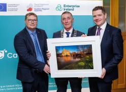 3 Men holding a painting